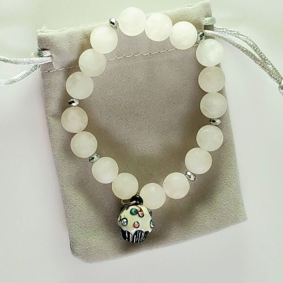 Natural White Quartz Stone Beaded Stretch Gemstone Bracelet w/Cupcake Charm NEW - Picture 2 of 14